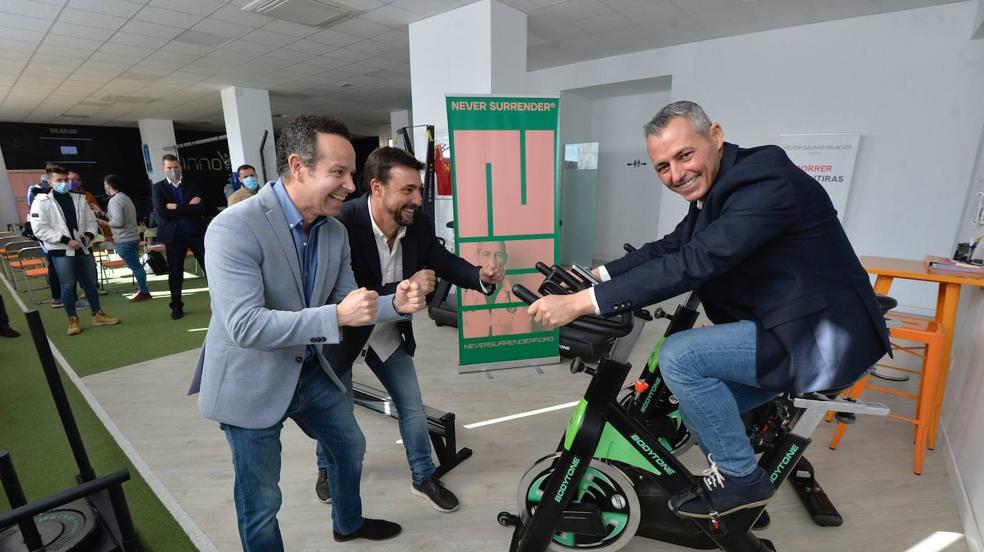 El doctor Vladimir Salazar (d), jefe de la Unidad de Trombosis del hospital Virgen de la Arrixaca y presidente de la fundación deportiva contra el cáncer Never Surrender, promovida por él. Fue durante la inauguración de un gimnasio para pacientes oncológicos de dicha fundación, acompañado por los miembros del patronato, Ginés Torres (2d) y Alberto González-Costea (3d). 