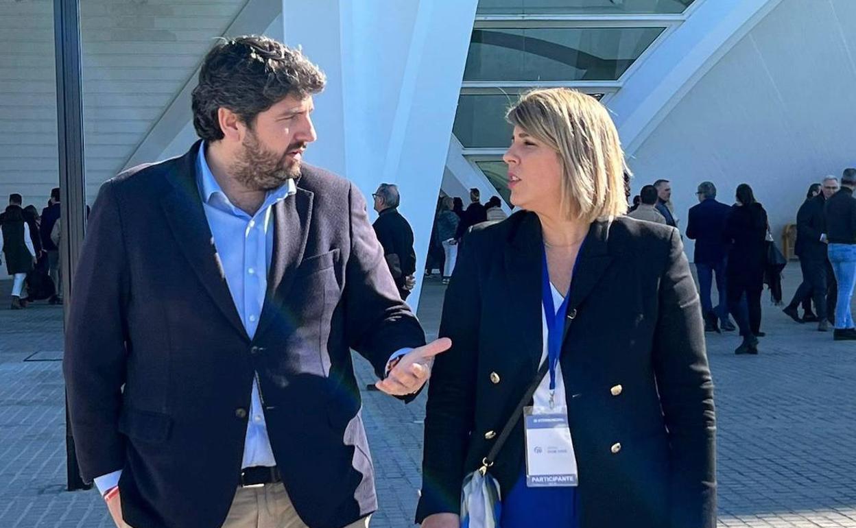 López Miras y Noelia Arroyo, este sábado, en la XXVI Intermunicipal del PP celebrada en Valencia.