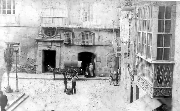 Aquí ejecutaba el verdugo de Cartagena a los condenados en 1870, en la Plaza Mayor, frente la Casa del Concejo, esquina con la actual plaza de José María Artés.