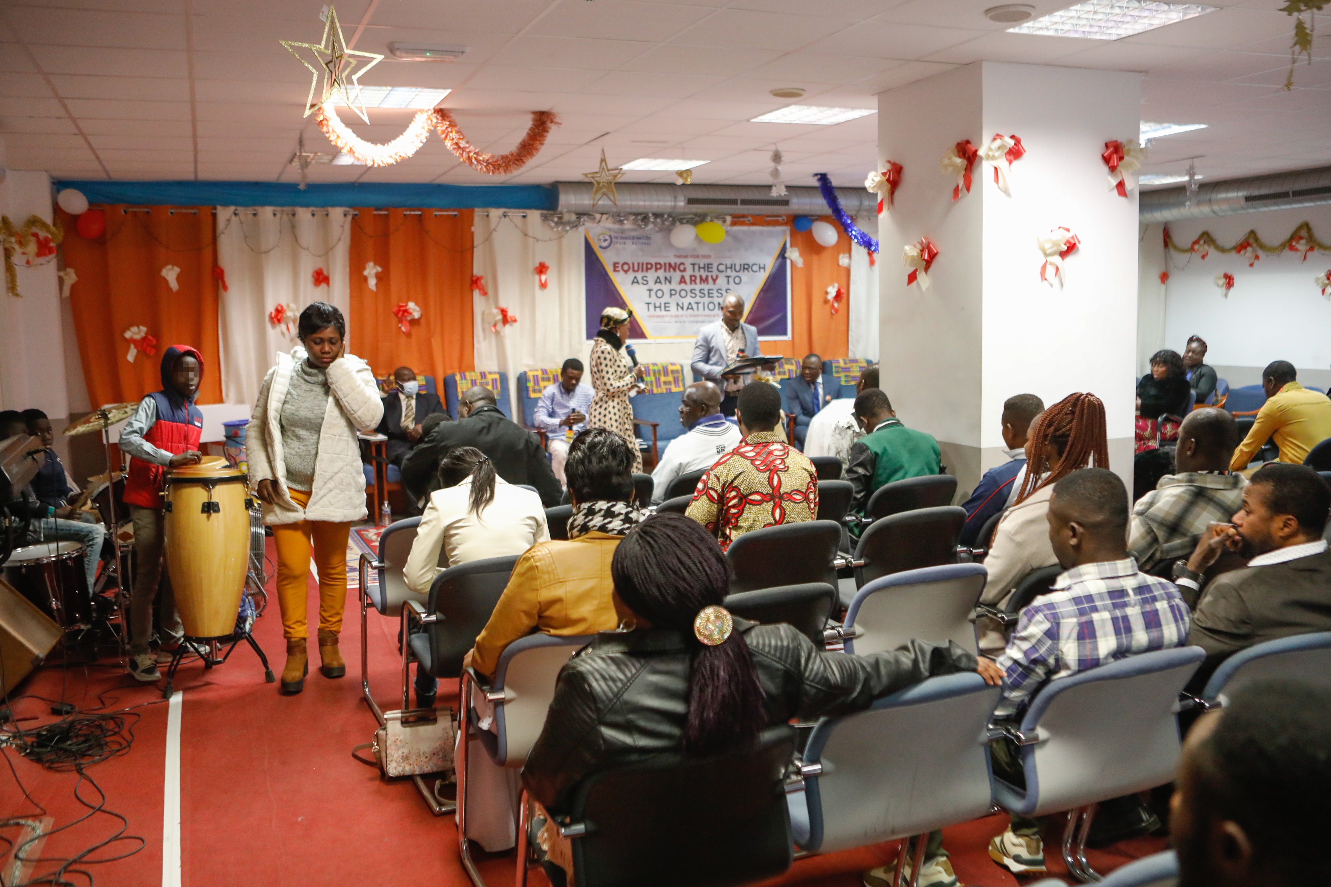 Fotos: Oficio religioso en la iglesia cristiana de Lorca a la que acuden en el barrio de La Viña vecinos de Ghana