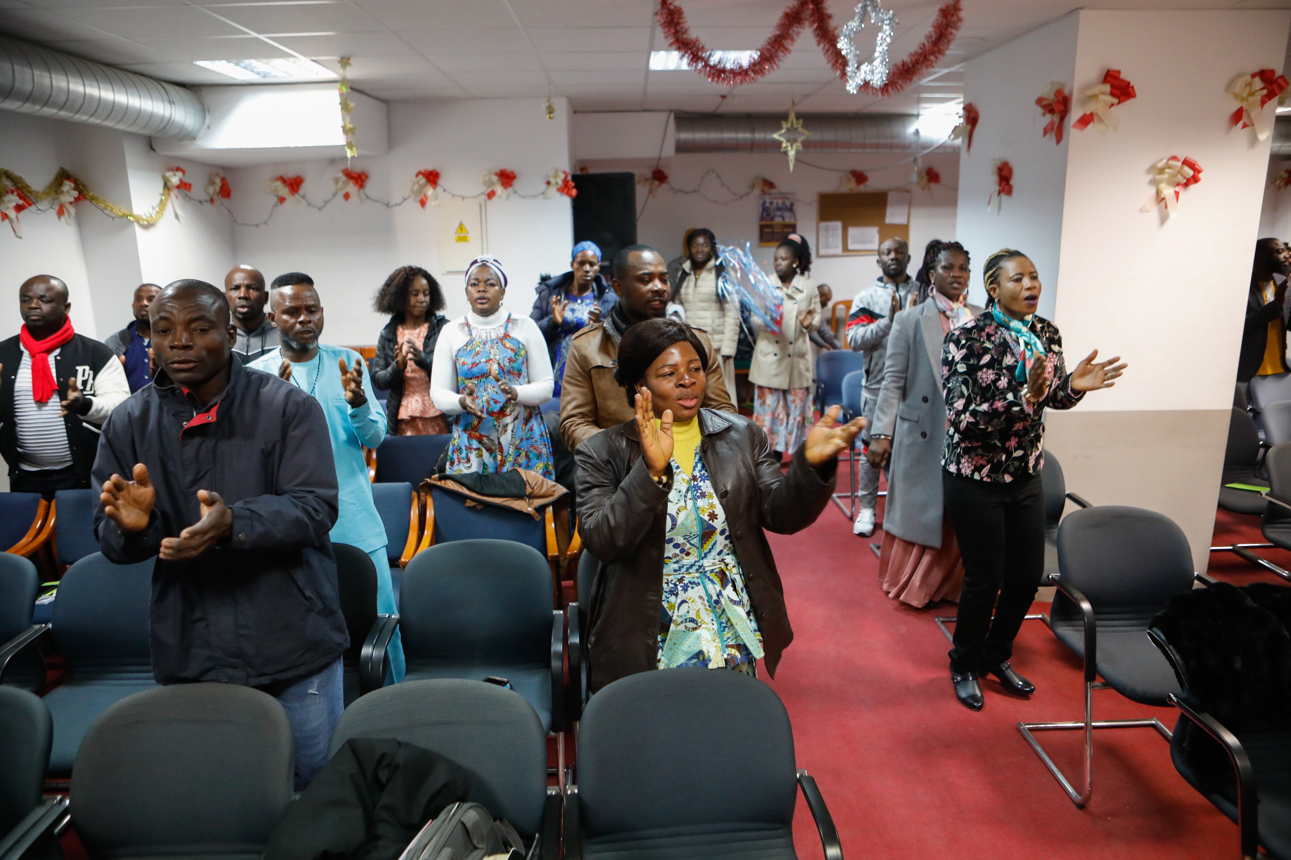 Fotos: Oficio religioso en la iglesia cristiana de Lorca a la que acuden en el barrio de La Viña vecinos de Ghana