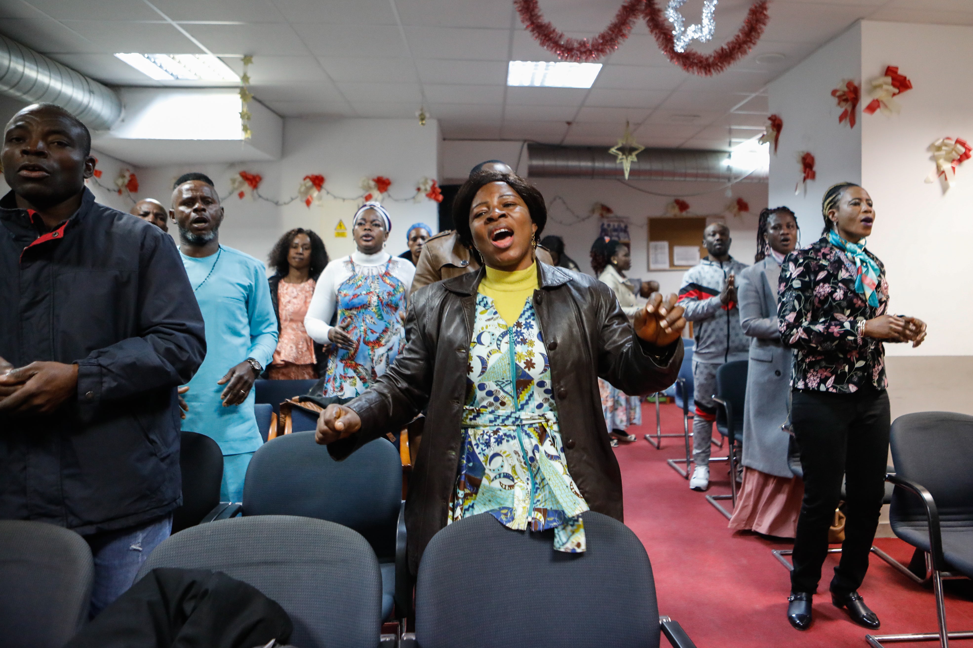 Fotos: Oficio religioso en la iglesia cristiana de Lorca a la que acuden en el barrio de La Viña vecinos de Ghana