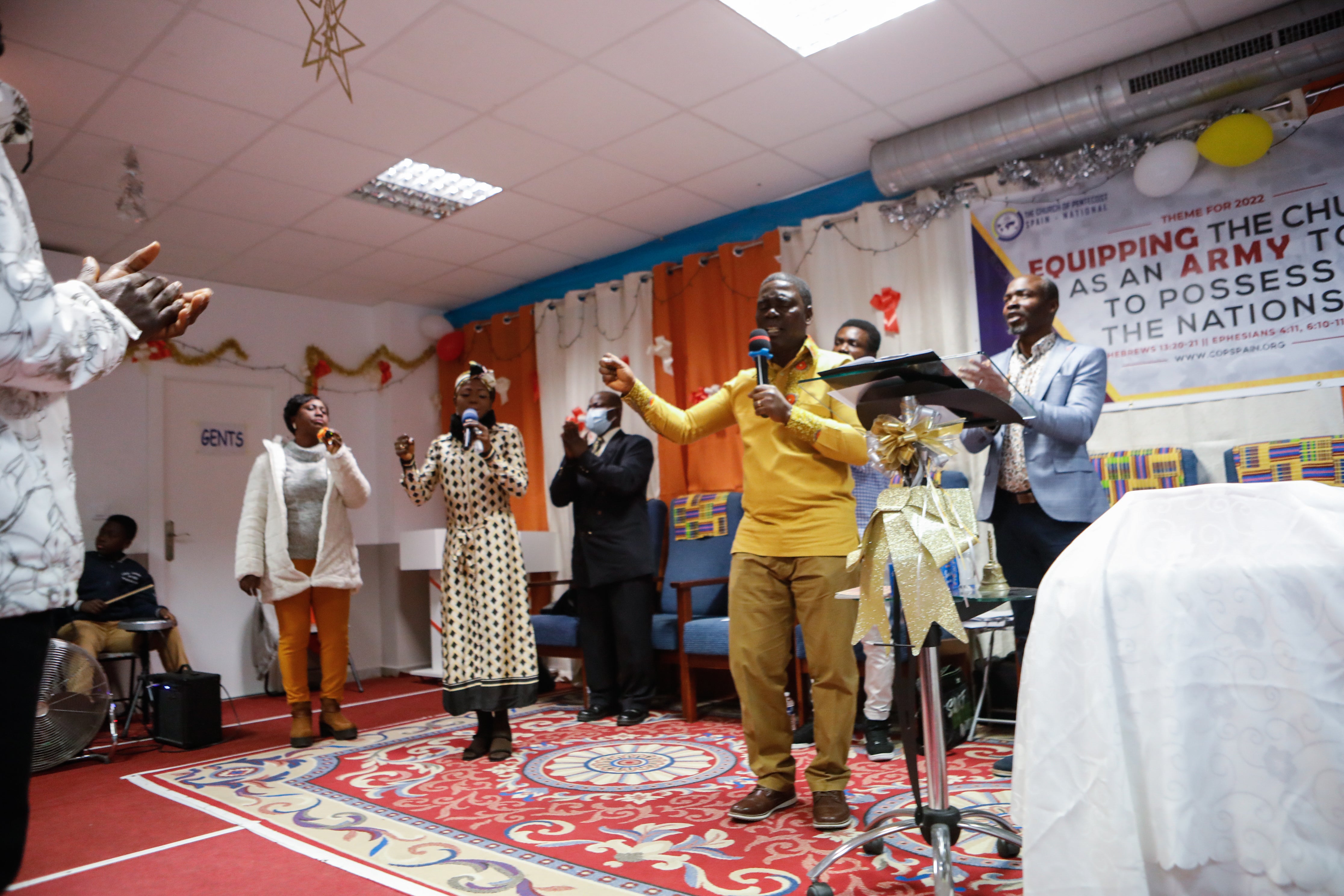 Fotos: Oficio religioso en la iglesia cristiana de Lorca a la que acuden en el barrio de La Viña vecinos de Ghana
