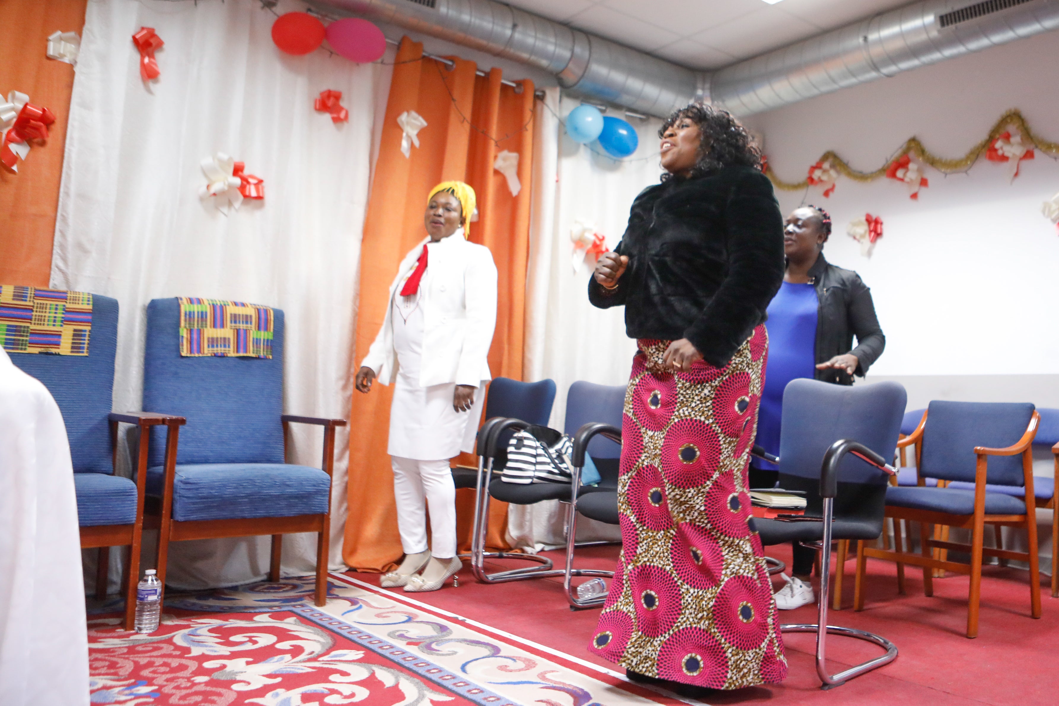 Fotos: Oficio religioso en la iglesia cristiana de Lorca a la que acuden en el barrio de La Viña vecinos de Ghana