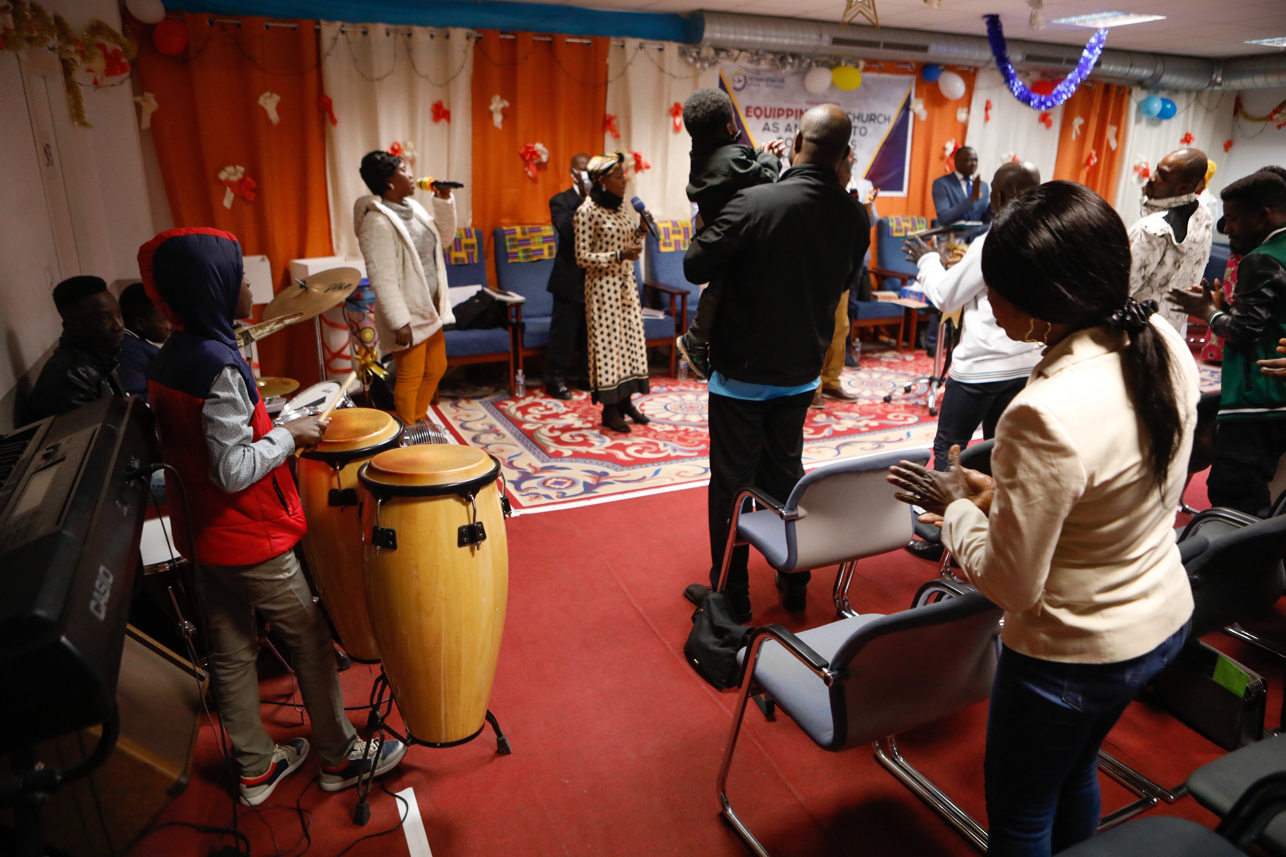Fotos: Oficio religioso en la iglesia cristiana de Lorca a la que acuden en el barrio de La Viña vecinos de Ghana