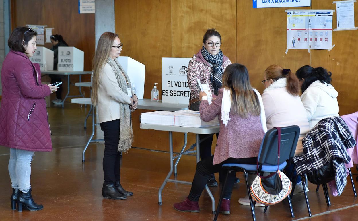 Votantes, este domingo por la mañana, en el Auditorio y Centro de Congresos Víctor Villegas.