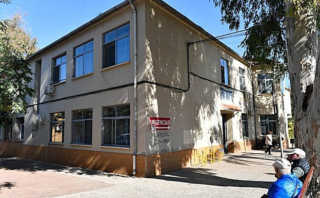 Antiguo centro de salud de Algezares, donde debe reconstruirse la escuela infantil desalojada. 