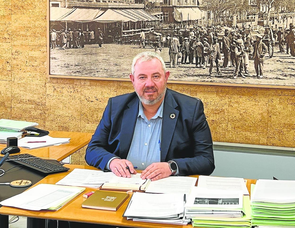 Juan Vicente Larrosa Garre, en su despacho. 