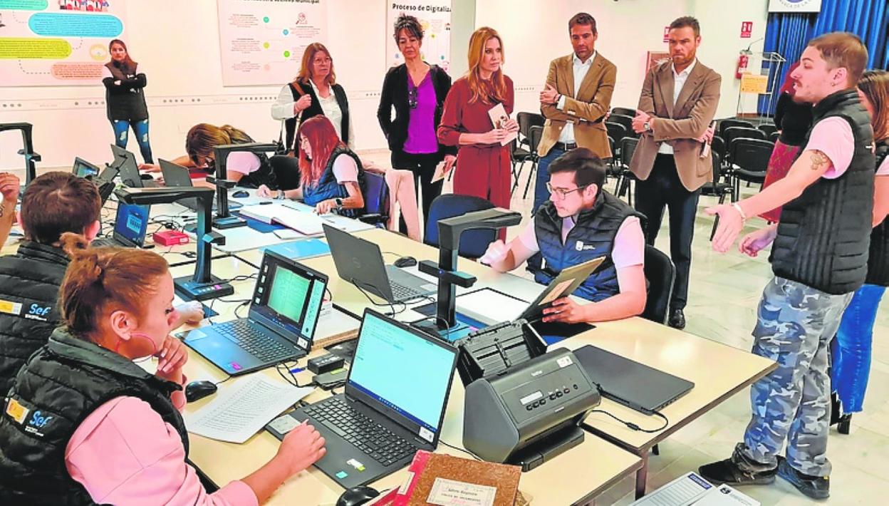 La directora del SEF y el alcalde de Caravaca de la Cruz con los alumnos del programa para desempleados que ha permitido digitalizar documentos históricos del municipio. 