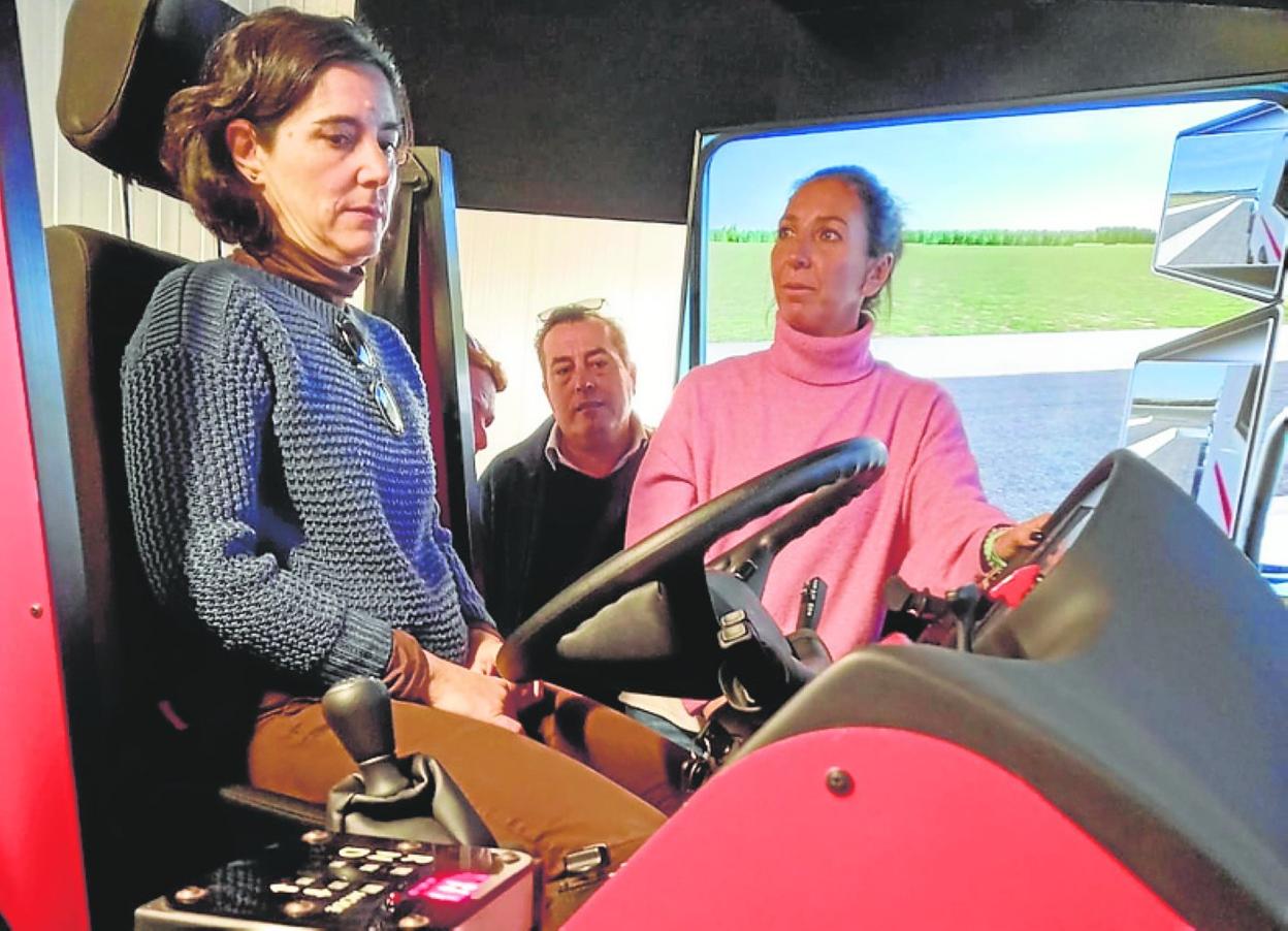 Los alumnos y alumnas del curso prueban el simulador de conducción eficiente en las instalaciones de Froet. 