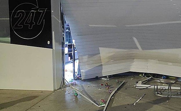 Los ladrones empotran un coche contra la puerta de la tienda y huyen tras robar una cantidad de dinero no especificada. 