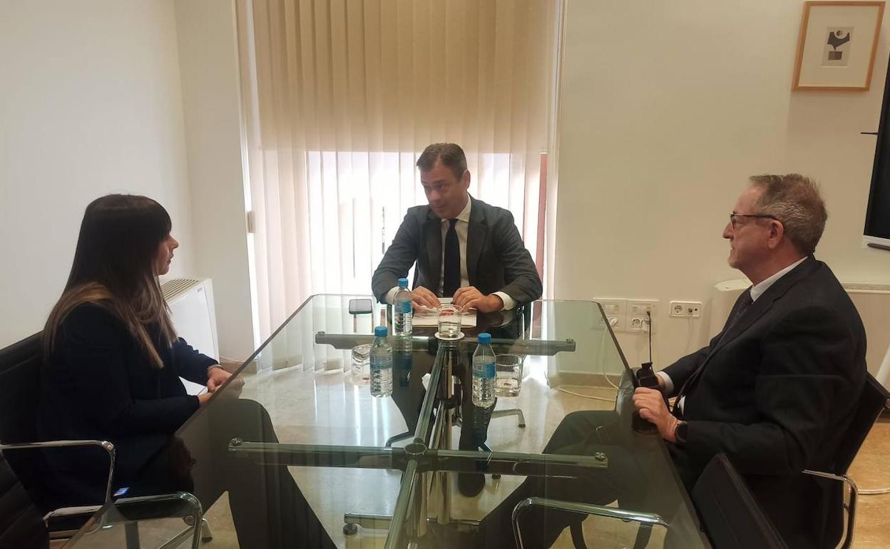 Reunión del consejero de Presidencia con la portavoz de UPSJ y el representante del Colegio Nacional de Letrados de la Administración de Justicia.