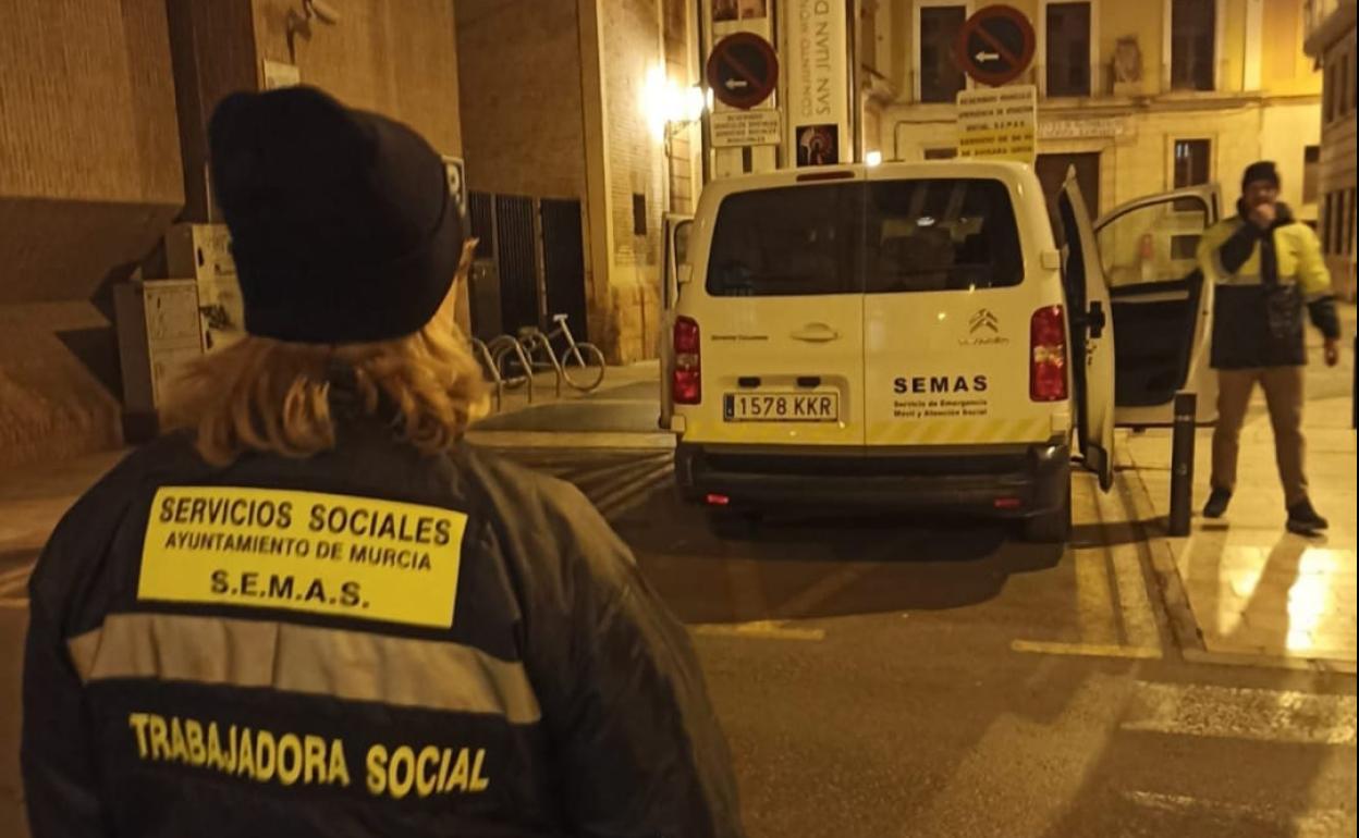 Trabajadores del Semas, durante una salida nocturna para atender a personas sin hogar en Murcia. 
