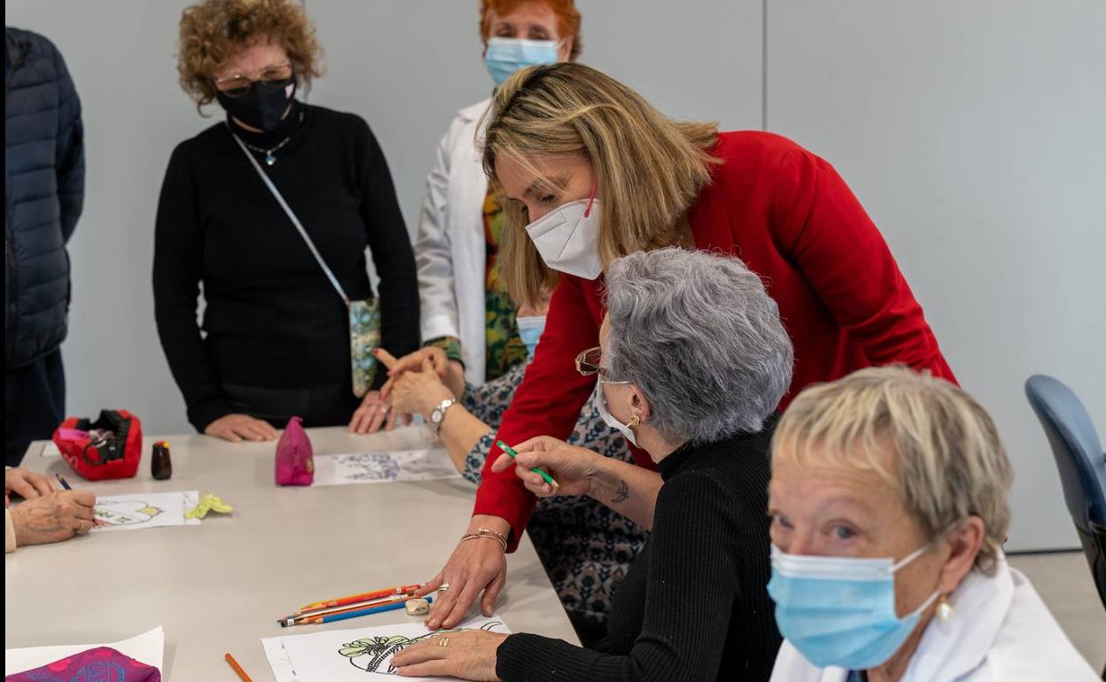 La consejera de Política Social, Familias e Igualdad, Conchita Ruiz Caballero, durante su visita al centro de día de Afamur. 