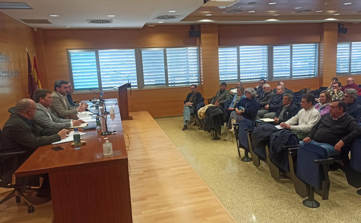 Imagen de la reunión mantenida este martes entre la consejería y ganaderos del sector. 