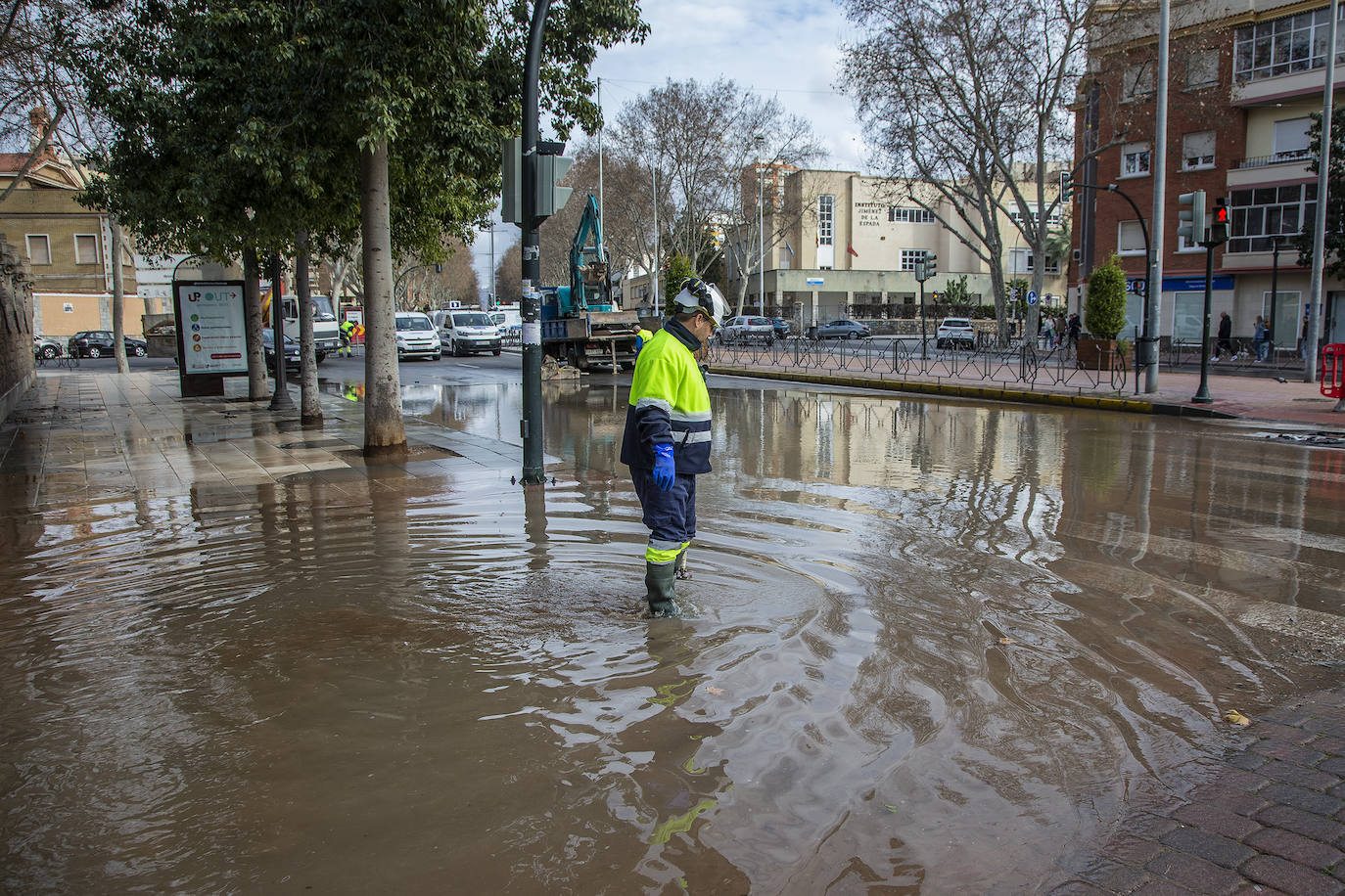 Fotos: Una avería en la red de agua potable anega la Plaza de España de Cartagena