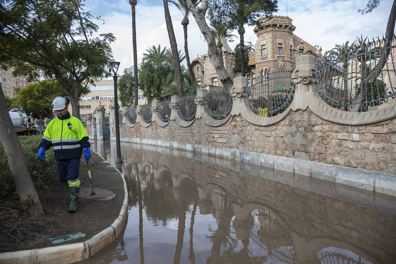 Fotos: Una avería en la red de agua potable anega la Plaza de España de Cartagena
