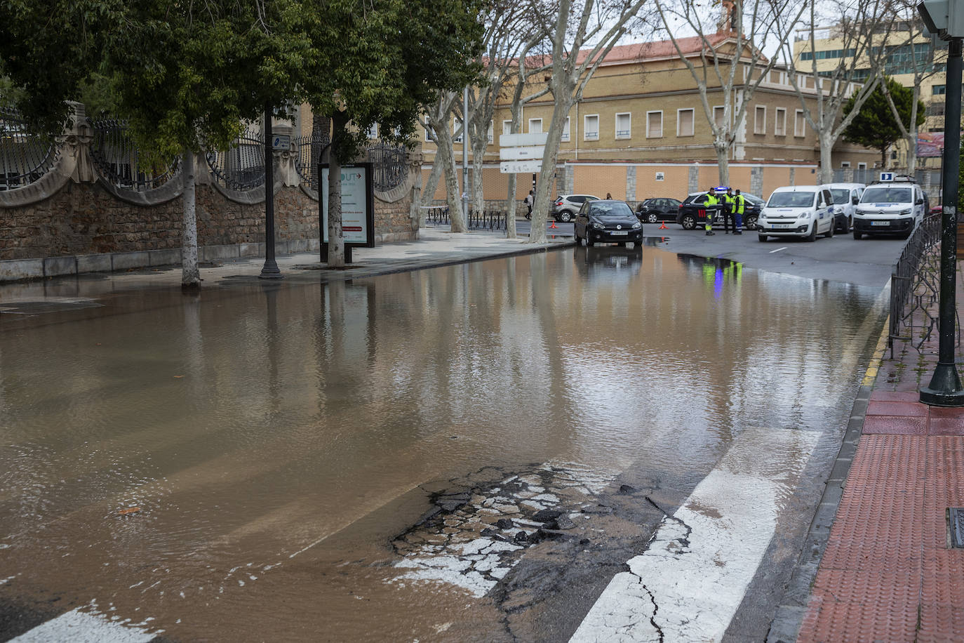 Fotos: Una avería en la red de agua potable anega la Plaza de España de Cartagena