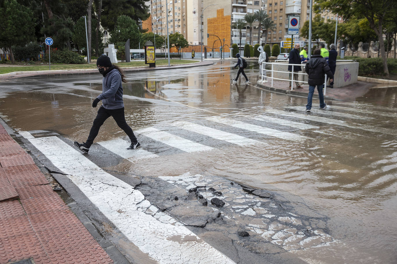 Fotos: Una avería en la red de agua potable anega la Plaza de España de Cartagena