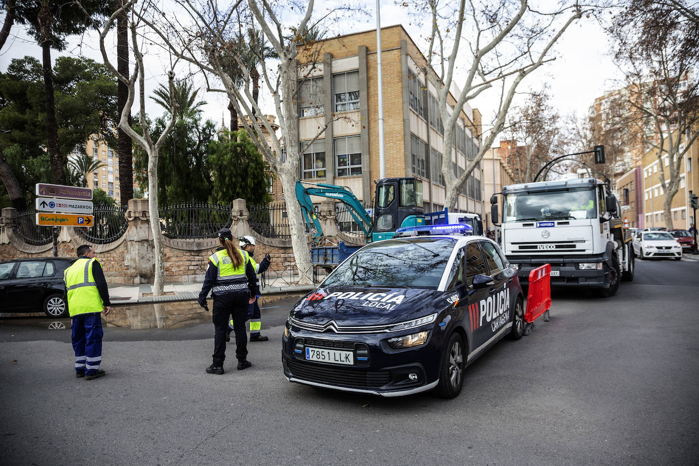 Fotos: Una avería en la red de agua potable anega la Plaza de España de Cartagena
