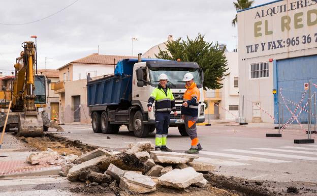 La calle Mayor ya ha sido tomada por las excavadoras y los obreros. 