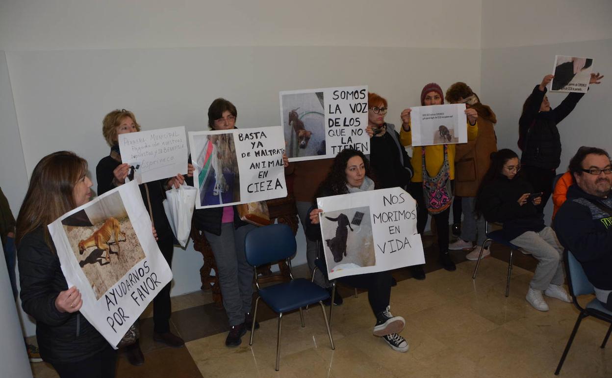 Miembros de las protectoras de Cieza, durante su protesta en el Pleno. 