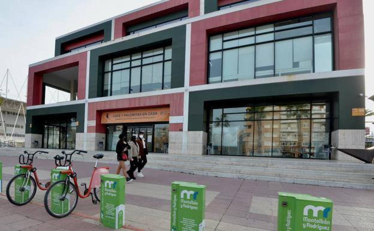 Fachada de la Biblioteca Regional. 