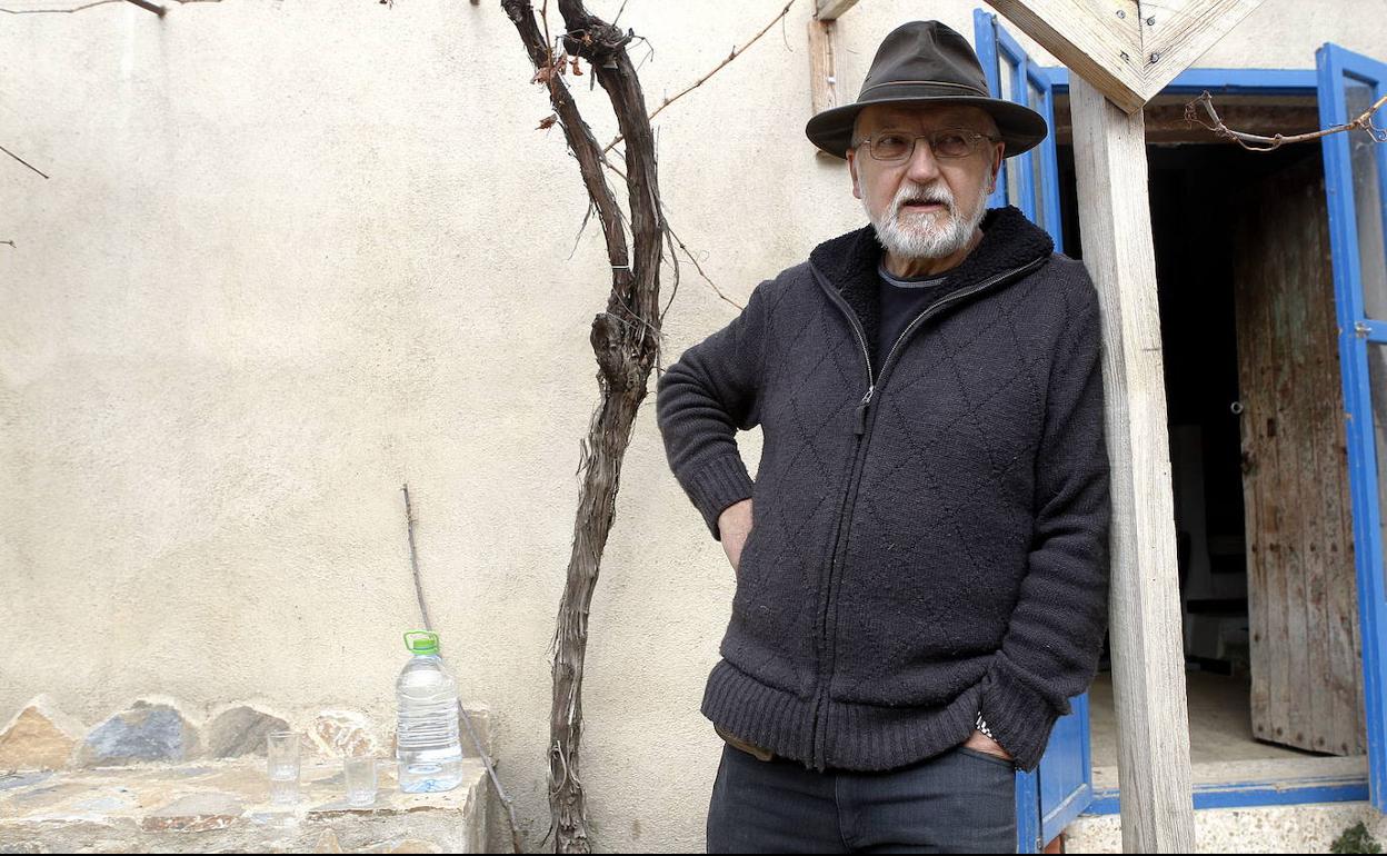 Domingo Jiménez Beltrán, en los corrales de la casa de Chuecos (Águilas), tocado con su inseparable sombrero Stetson.