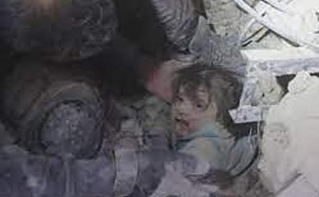 La pequeña Nour durante el rescate.