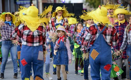 Un grupo participa en el desfile del carnaval celebrado ayer en la pedanía de Beniaján.