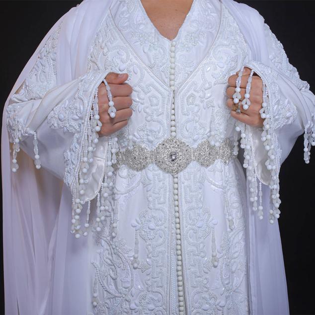 Vestido blanco, novedad de 2023, que recuerda los vestidos blancos de la familia real de Marruecos. 