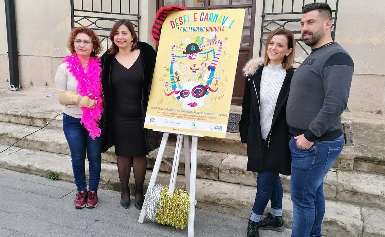 La concejala María García (segunda por la izquierda) junto al cartel y a representantes de las escuelas de danza de Orihuela. 