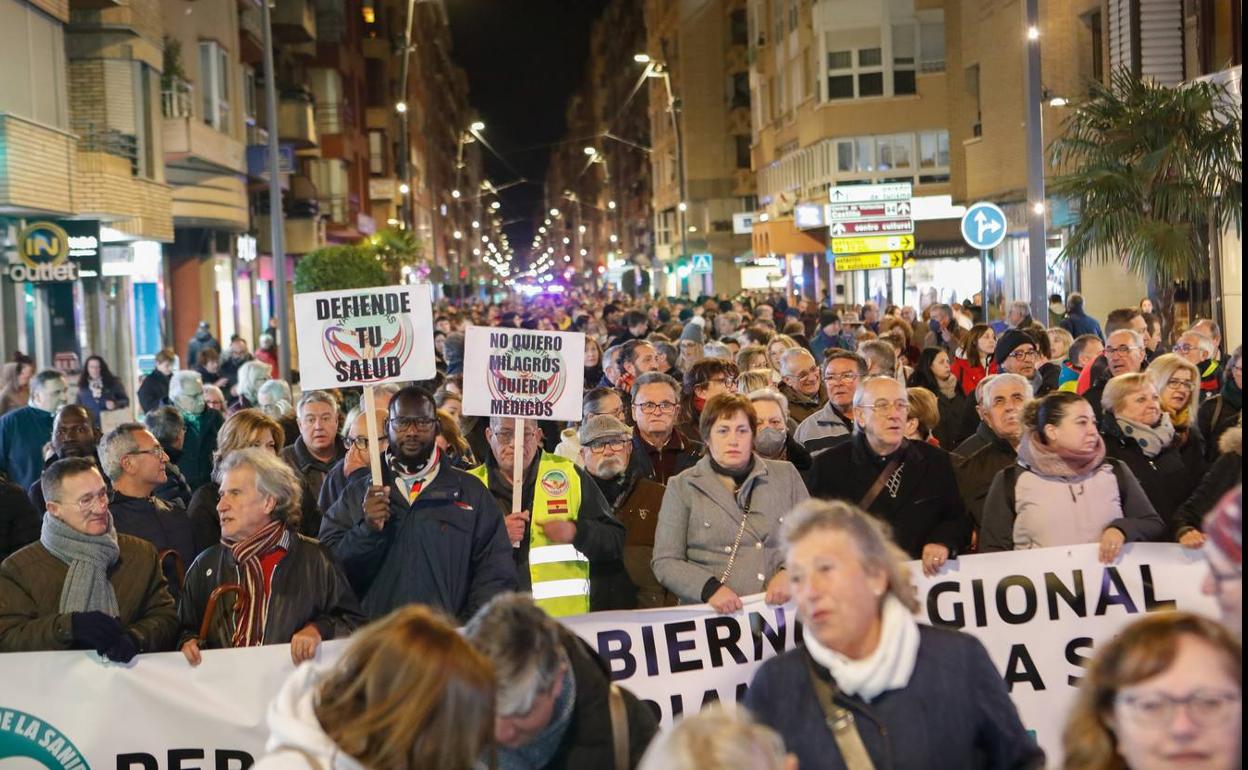 Manifestantes durante el recorrido por la avenida Juan Carlos I. 