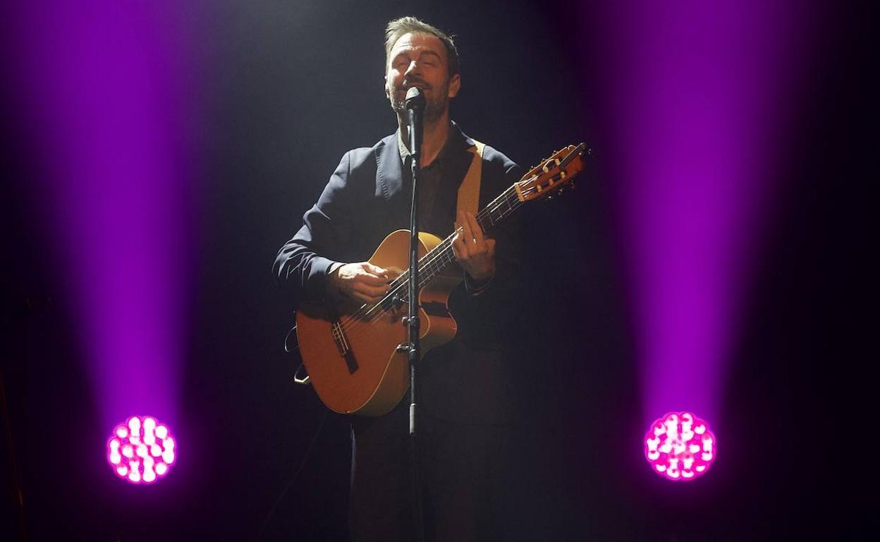 Kevin Johansen durante el concierto.