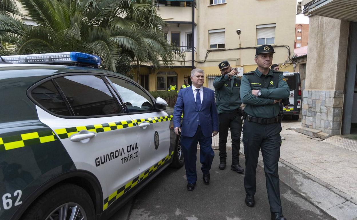 El delegado del Gobierno, junto a guardias civiles, visitó este viernes el cuartel de Cartagena. 