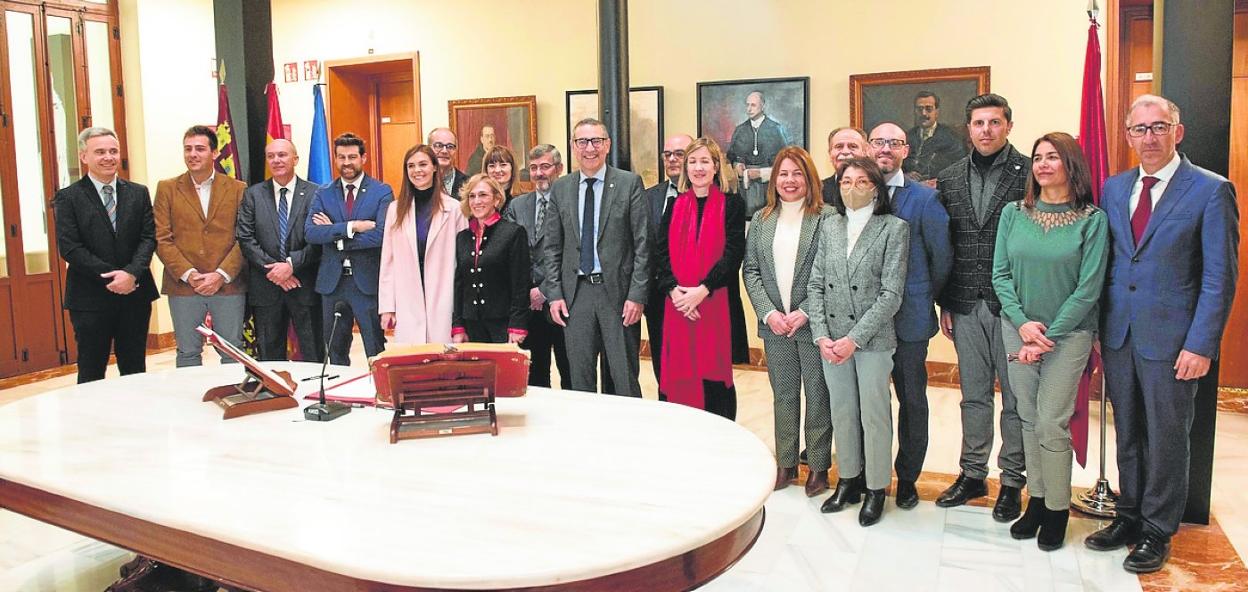 Profesorado titular y catedrático de la UMU tras la toma de posesión, presidida por el rector José Luján. 