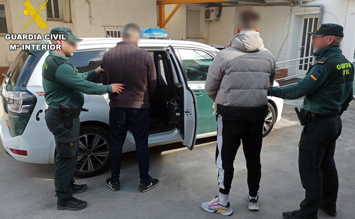 Agentes de la Guardia Civil detienen a dos jóvenes por la pelea multitudinaria en las fiestas de Beniel.