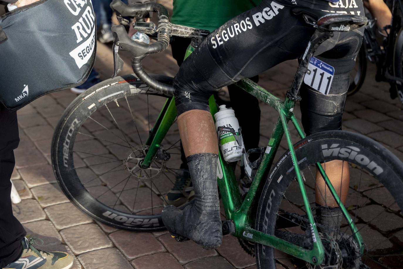 Fotos: Gotas de sudor, lluvia y barro en la Vuelta Ciclista a la Región de Murcia 2023