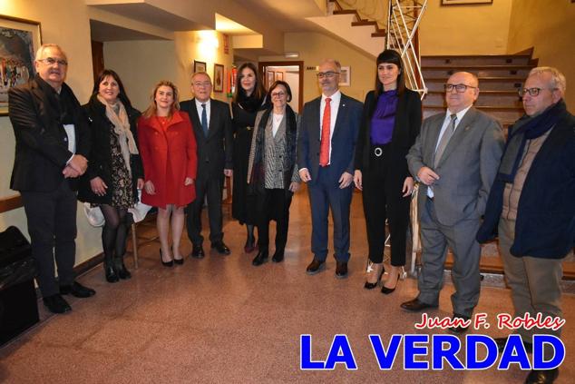 El teatro Thuillier acogió en la noche del pasado viernes el acto de entrega de la tercera edición de los Premios Rosa al Compromiso Social, organizado por el PSOE y Juventudes Socialistas. Los reconocimientos fueron entregados a Francisco Marín, presidente del gremio de editores de la Región de Murcia; a Juan Pedro Martínez, presidente de la cooperativa Frutas Caravaca; y a Francisca Baraza, presidenta de la Mancomunidad de los Canales del Taibilla.