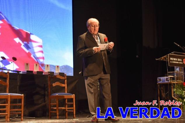 El teatro Thuillier acogió en la noche del pasado viernes el acto de entrega de la tercera edición de los Premios Rosa al Compromiso Social, organizado por el PSOE y Juventudes Socialistas. Los reconocimientos fueron entregados a Francisco Marín, presidente del gremio de editores de la Región de Murcia; a Juan Pedro Martínez, presidente de la cooperativa Frutas Caravaca; y a Francisca Baraza, presidenta de la Mancomunidad de los Canales del Taibilla.