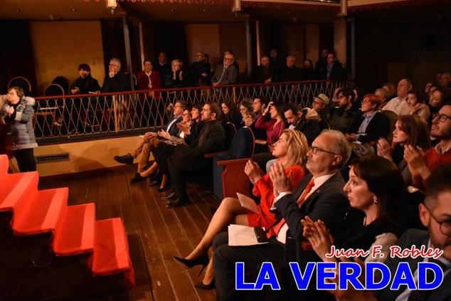 El teatro Thuillier acogió en la noche del pasado viernes el acto de entrega de la tercera edición de los Premios Rosa al Compromiso Social, organizado por el PSOE y Juventudes Socialistas. Los reconocimientos fueron entregados a Francisco Marín, presidente del gremio de editores de la Región de Murcia; a Juan Pedro Martínez, presidente de la cooperativa Frutas Caravaca; y a Francisca Baraza, presidenta de la Mancomunidad de los Canales del Taibilla.