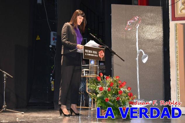 El teatro Thuillier acogió en la noche del pasado viernes el acto de entrega de la tercera edición de los Premios Rosa al Compromiso Social, organizado por el PSOE y Juventudes Socialistas. Los reconocimientos fueron entregados a Francisco Marín, presidente del gremio de editores de la Región de Murcia; a Juan Pedro Martínez, presidente de la cooperativa Frutas Caravaca; y a Francisca Baraza, presidenta de la Mancomunidad de los Canales del Taibilla.