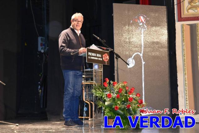 El teatro Thuillier acogió en la noche del pasado viernes el acto de entrega de la tercera edición de los Premios Rosa al Compromiso Social, organizado por el PSOE y Juventudes Socialistas. Los reconocimientos fueron entregados a Francisco Marín, presidente del gremio de editores de la Región de Murcia; a Juan Pedro Martínez, presidente de la cooperativa Frutas Caravaca; y a Francisca Baraza, presidenta de la Mancomunidad de los Canales del Taibilla.