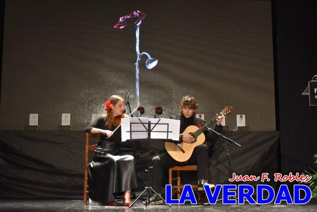 El teatro Thuillier acogió en la noche del pasado viernes el acto de entrega de la tercera edición de los Premios Rosa al Compromiso Social, organizado por el PSOE y Juventudes Socialistas. Los reconocimientos fueron entregados a Francisco Marín, presidente del gremio de editores de la Región de Murcia; a Juan Pedro Martínez, presidente de la cooperativa Frutas Caravaca; y a Francisca Baraza, presidenta de la Mancomunidad de los Canales del Taibilla.