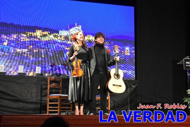 El teatro Thuillier acogió en la noche del pasado viernes el acto de entrega de la tercera edición de los Premios Rosa al Compromiso Social, organizado por el PSOE y Juventudes Socialistas. Los reconocimientos fueron entregados a Francisco Marín, presidente del gremio de editores de la Región de Murcia; a Juan Pedro Martínez, presidente de la cooperativa Frutas Caravaca; y a Francisca Baraza, presidenta de la Mancomunidad de los Canales del Taibilla.