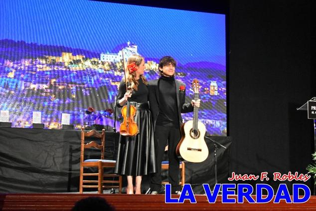 El teatro Thuillier acogió en la noche del pasado viernes el acto de entrega de la tercera edición de los Premios Rosa al Compromiso Social, organizado por el PSOE y Juventudes Socialistas. Los reconocimientos fueron entregados a Francisco Marín, presidente del gremio de editores de la Región de Murcia; a Juan Pedro Martínez, presidente de la cooperativa Frutas Caravaca; y a Francisca Baraza, presidenta de la Mancomunidad de los Canales del Taibilla.