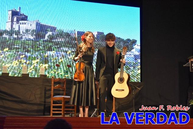 El teatro Thuillier acogió en la noche del pasado viernes el acto de entrega de la tercera edición de los Premios Rosa al Compromiso Social, organizado por el PSOE y Juventudes Socialistas. Los reconocimientos fueron entregados a Francisco Marín, presidente del gremio de editores de la Región de Murcia; a Juan Pedro Martínez, presidente de la cooperativa Frutas Caravaca; y a Francisca Baraza, presidenta de la Mancomunidad de los Canales del Taibilla.