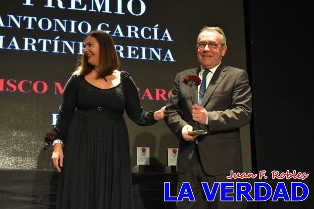 El teatro Thuillier acogió en la noche del pasado viernes el acto de entrega de la tercera edición de los Premios Rosa al Compromiso Social, organizado por el PSOE y Juventudes Socialistas. Los reconocimientos fueron entregados a Francisco Marín, presidente del gremio de editores de la Región de Murcia; a Juan Pedro Martínez, presidente de la cooperativa Frutas Caravaca; y a Francisca Baraza, presidenta de la Mancomunidad de los Canales del Taibilla.