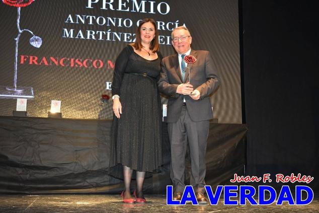 El teatro Thuillier acogió en la noche del pasado viernes el acto de entrega de la tercera edición de los Premios Rosa al Compromiso Social, organizado por el PSOE y Juventudes Socialistas. Los reconocimientos fueron entregados a Francisco Marín, presidente del gremio de editores de la Región de Murcia; a Juan Pedro Martínez, presidente de la cooperativa Frutas Caravaca; y a Francisca Baraza, presidenta de la Mancomunidad de los Canales del Taibilla.
