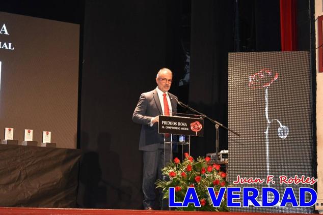 El teatro Thuillier acogió en la noche del pasado viernes el acto de entrega de la tercera edición de los Premios Rosa al Compromiso Social, organizado por el PSOE y Juventudes Socialistas. Los reconocimientos fueron entregados a Francisco Marín, presidente del gremio de editores de la Región de Murcia; a Juan Pedro Martínez, presidente de la cooperativa Frutas Caravaca; y a Francisca Baraza, presidenta de la Mancomunidad de los Canales del Taibilla.